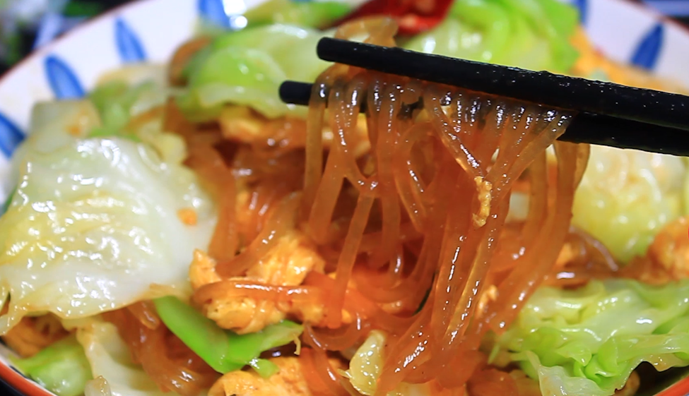 包菜炒粉條直接下鍋是錯的，教你小竅門，粉條不坨，入味又勁道