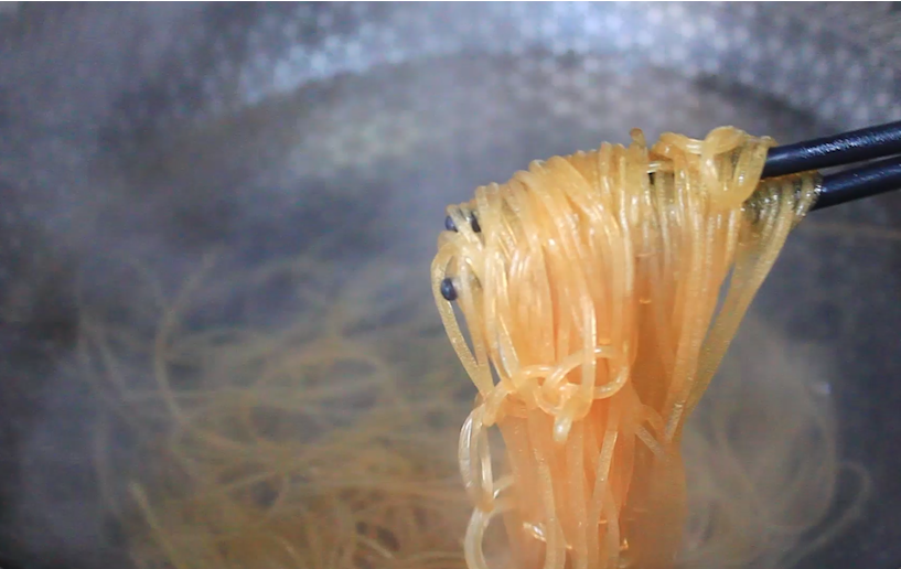 包菜炒粉條直接下鍋是錯的，教你小竅門，粉條不坨，入味又勁道