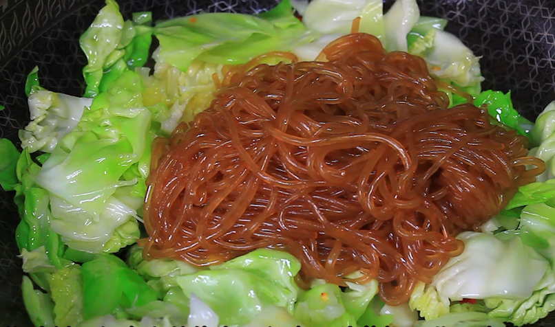 包菜炒粉條直接下鍋是錯的，教你小竅門，粉條不坨，入味又勁道
