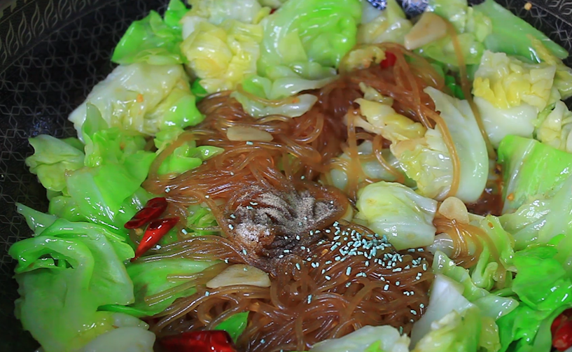 包菜炒粉條直接下鍋是錯的，教你小竅門，粉條不坨，入味又勁道