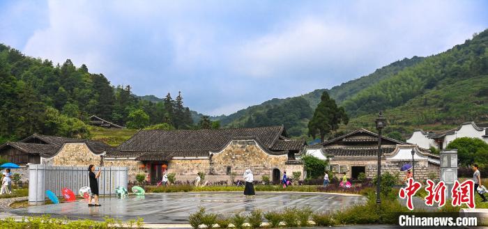 古村落吸引游客前來旅游。　劉其燚供圖