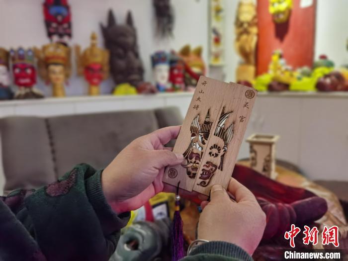圖為楊云霞制作的儺面具元素書簽?！≈苎嗔?攝