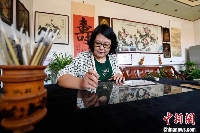 河北玻璃油畫技藝傳承人：澄澈匠心守護(hù)40余載