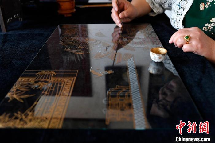 圖為裴小苓正在勾勒玻璃油畫線條?！⊥鯐?攝