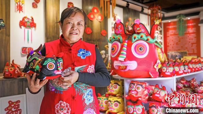 圖為李惠蓮和她的作品?！∈茉L者供圖