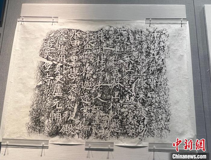 展出的西湖摩崖題刻的拓本?！⊥躅}題 攝