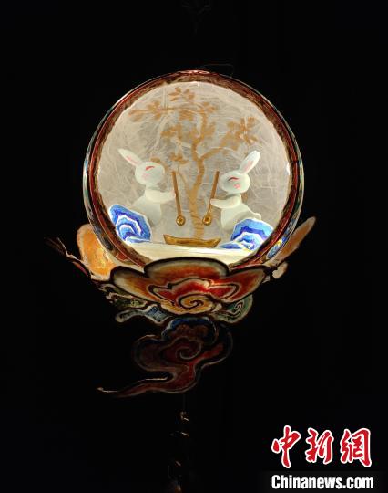 圖為玉兔搗藥燈。　受訪者供圖