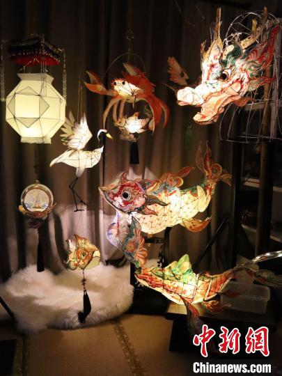 安徽“90后”女孩周馨慰制作的精美花燈?！∈茉L者供圖