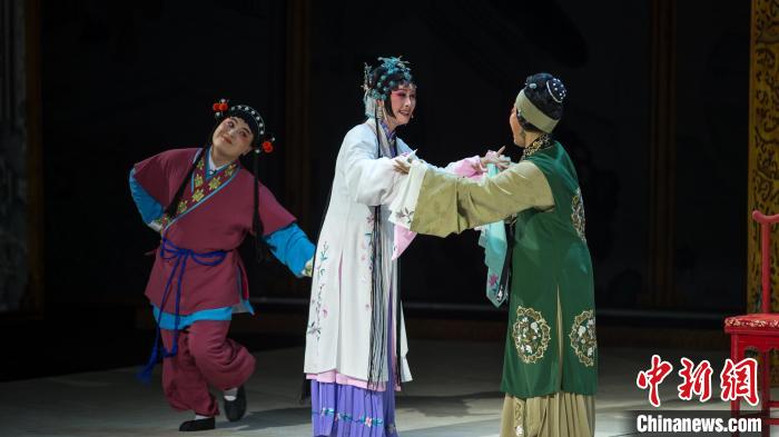 圖為：莆仙戲《踏傘行》劇照，黃艷艷(左二)飾演王慧蘭?！〔剃?攝