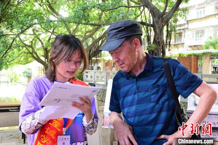 榕橋保護實踐隊隊員向居民問卷調查。　張昂供圖