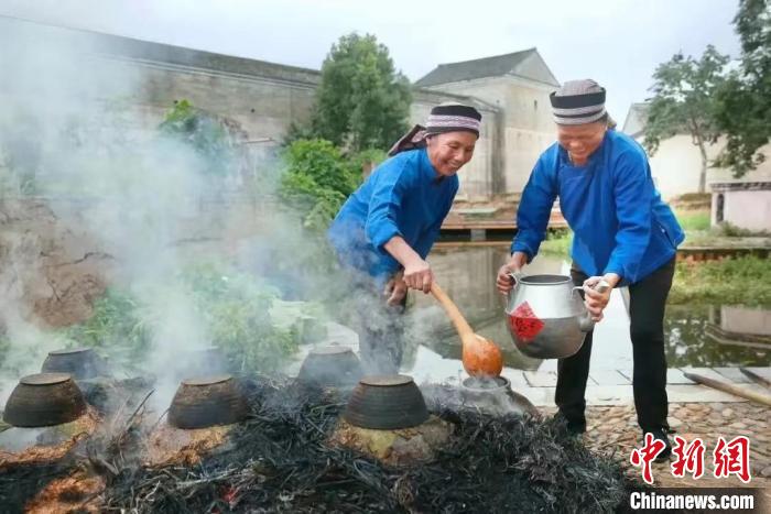 客家奶奶正在制作江西省省級非物質(zhì)文化遺產(chǎn)“龍南楊村米酒”。(資料圖) 徐麗蕓 攝
