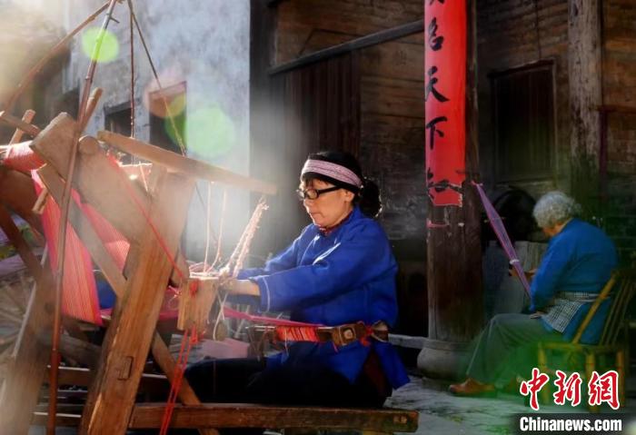 客家奶奶正在編織贛州市市級非物質(zhì)文化遺產(chǎn)“客家織帶”。(資料圖) 葉焰倩 攝