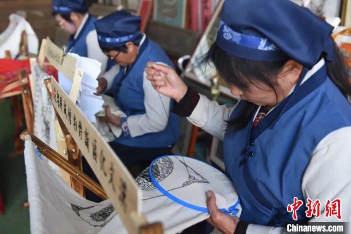 圖為架花藝人們現(xiàn)場展示架花挑繡手法?！《∪愎﹫D