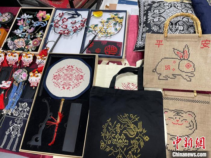 圖為具有架花元素的文創(chuàng)產(chǎn)品?！《∪愎﹫D