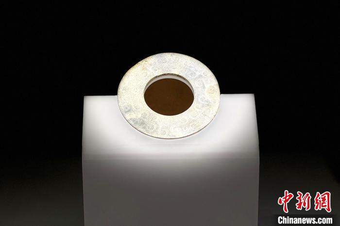 主冢3號(hào)殉葬墓出土的玉璧。　郭曉瑩 攝