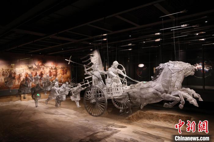 展廳里的兵車復(fù)原場(chǎng)景?！≈苄橇?攝