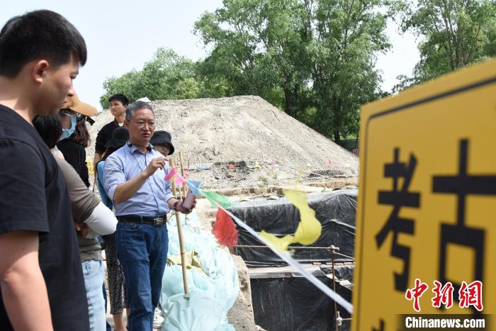 岳洪彬(右一)在講解宋國故城遺址考古情況?！⊥跤?攝