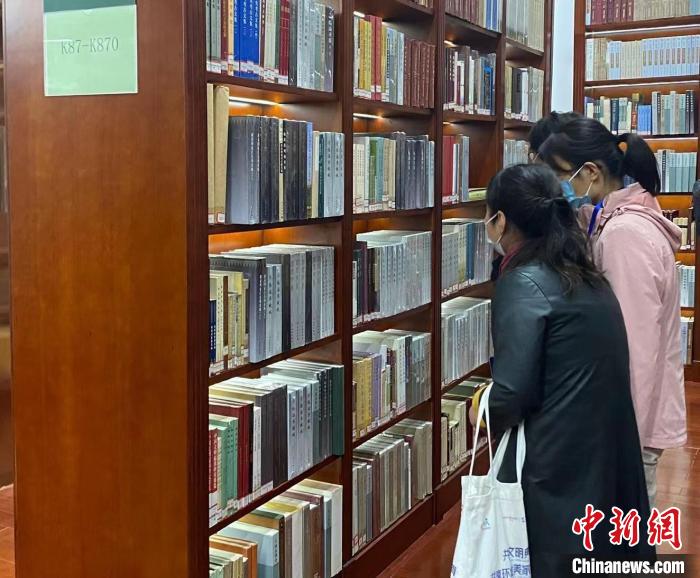 民眾參觀山東省文物考古研究院?！±蠲鬈?攝