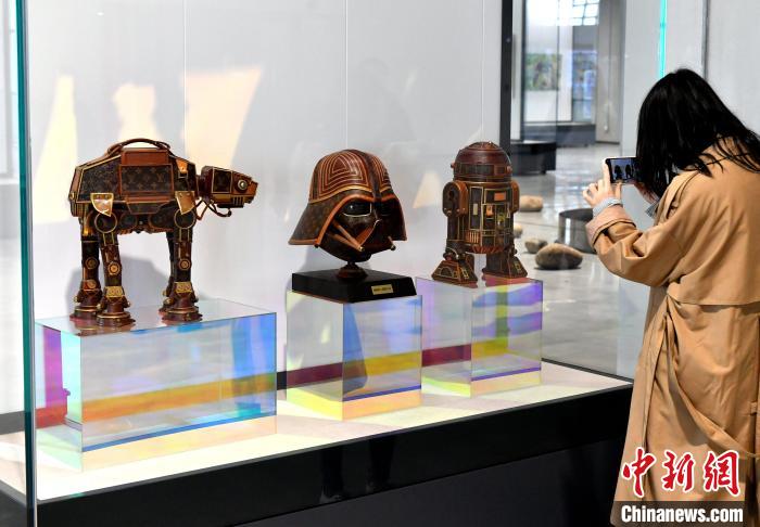 大師真跡展、當(dāng)代藝術(shù)收藏展吸引參觀者。　呂明 攝
