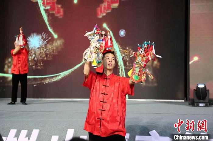 “布袋木偶戲”，充分展示出“方寸小舞臺、指掌大乾坤”的非凡魅力?！≌闹菔形穆镁止﹫D