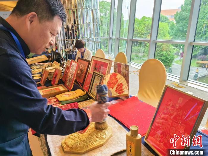 顏氏木版年畫第七代傳人顏朝俊展示了古樸又不失時尚的漳州木版年畫作品?！￡愳o 攝