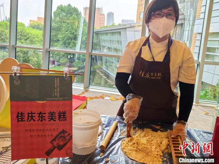 現(xiàn)場制作的傳統(tǒng)閩南美食香味撲鼻?！￡愳o 攝