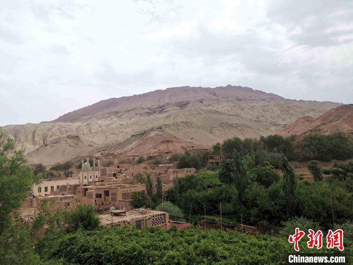 吐峪溝村坐落在新疆火焰山的峽谷地帶?！『舞?攝