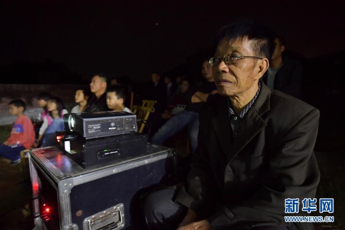 （圖片故事）（4）68歲電影放映員堅(jiān)守40余載“點(diǎn)亮”山鄉(xiāng)夜生活