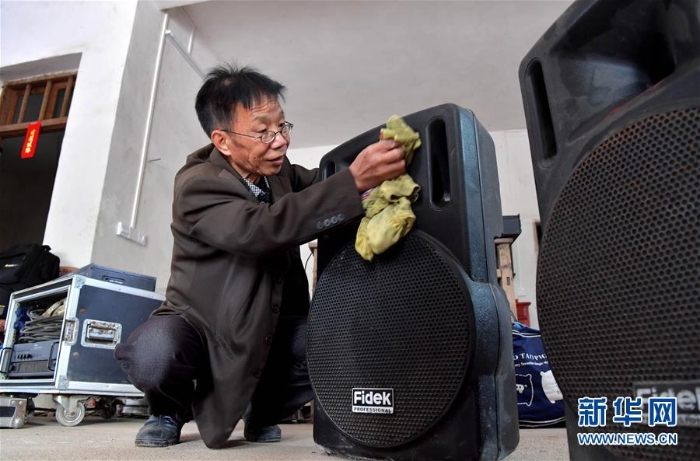 （圖片故事）（5）68歲電影放映員堅(jiān)守40余載“點(diǎn)亮”山鄉(xiāng)夜生活