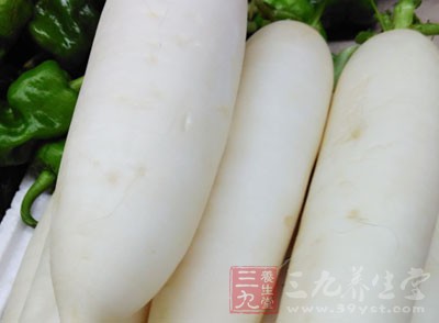 冬季皮膚瘙癢是血燥的表現(xiàn)，除了多喝水還要多吃降燥滋養(yǎng)的食物，白蘿卜，大白菜、柚子橙子都是不錯的