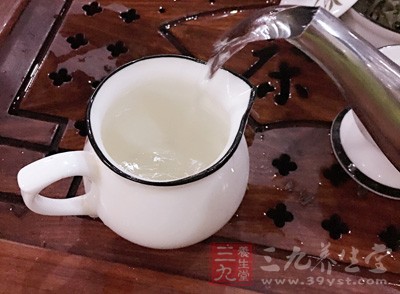 不吃辛辣、油炸等刺激性食物，多吃新鮮蔬菜和水果