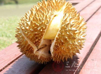 榴蓮味美，營養(yǎng)價(jià)值也高，但是正常人一天最好不要吃兩瓣以上，否則容易上火