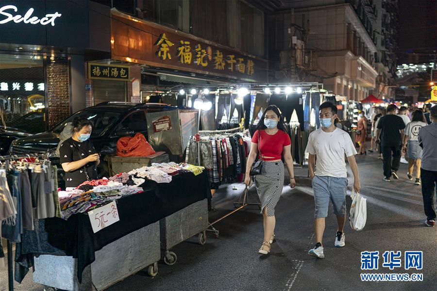 6月1日，市民在武漢保成路夜市消費(fèi)休閑。 隨著復(fù)工復(fù)產(chǎn)復(fù)市持續(xù)推進(jìn)，武漢街頭傳統(tǒng)的夜市再次熱鬧起來，不少市民前來消費(fèi)休閑，初夏的煙火氣充滿生機(jī)。 新華社記者 熊琦 攝