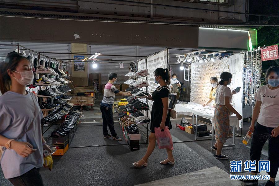 6月1日，市民在武漢保成路夜市消費(fèi)休閑。 隨著復(fù)工復(fù)產(chǎn)復(fù)市持續(xù)推進(jìn)，武漢街頭傳統(tǒng)的夜市再次熱鬧起來，不少市民前來消費(fèi)休閑，初夏的煙火氣充滿生機(jī)。 新華社記者 熊琦 攝