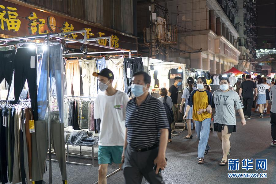 6月1日，市民在武漢保成路夜市消費(fèi)休閑。 隨著復(fù)工復(fù)產(chǎn)復(fù)市持續(xù)推進(jìn)，武漢街頭傳統(tǒng)的夜市再次熱鬧起來，不少市民前來消費(fèi)休閑，初夏的煙火氣充滿生機(jī)。 新華社記者 熊琦 攝