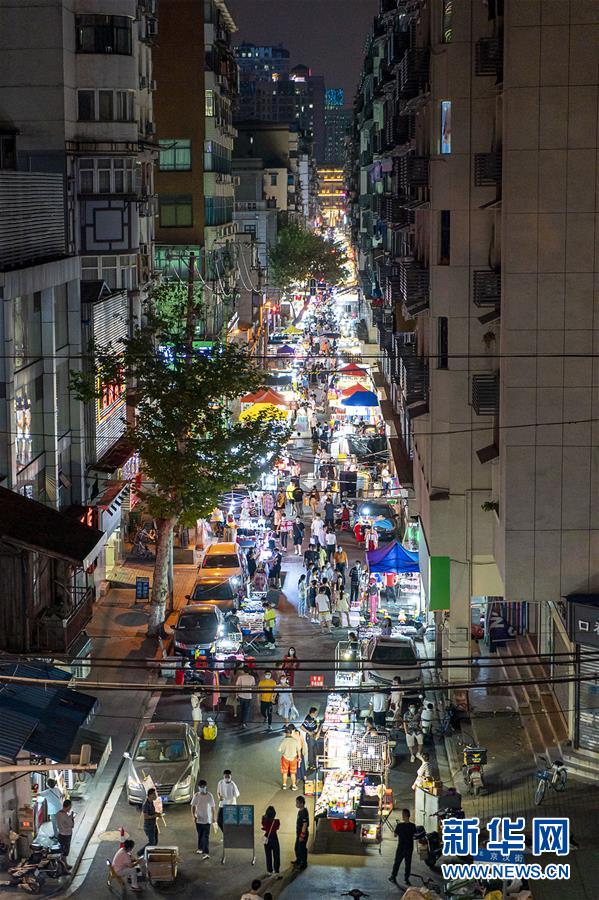 6月1日，市民在武漢保成路夜市消費(fèi)休閑。 隨著復(fù)工復(fù)產(chǎn)復(fù)市持續(xù)推進(jìn)，武漢街頭傳統(tǒng)的夜市再次熱鬧起來，不少市民前來消費(fèi)休閑，初夏的煙火氣充滿生機(jī)。 新華社記者 熊琦 攝