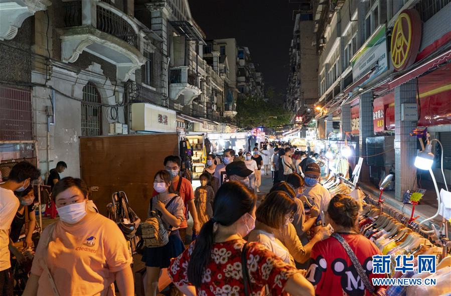 6月1日，市民在武漢保成路夜市消費(fèi)休閑。 隨著復(fù)工復(fù)產(chǎn)復(fù)市持續(xù)推進(jìn)，武漢街頭傳統(tǒng)的夜市再次熱鬧起來，不少市民前來消費(fèi)休閑，初夏的煙火氣充滿生機(jī)。 新華社記者 熊琦 攝
