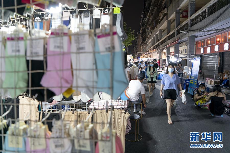 6月1日，市民在武漢保成路夜市消費(fèi)休閑。 隨著復(fù)工復(fù)產(chǎn)復(fù)市持續(xù)推進(jìn)，武漢街頭傳統(tǒng)的夜市再次熱鬧起來，不少市民前來消費(fèi)休閑，初夏的煙火氣充滿生機(jī)。 新華社記者 熊琦 攝