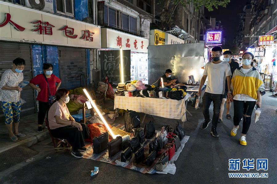 6月1日，市民在武漢保成路夜市消費(fèi)休閑。 隨著復(fù)工復(fù)產(chǎn)復(fù)市持續(xù)推進(jìn)，武漢街頭傳統(tǒng)的夜市再次熱鬧起來，不少市民前來消費(fèi)休閑，初夏的煙火氣充滿生機(jī)。 新華社記者 熊琦 攝