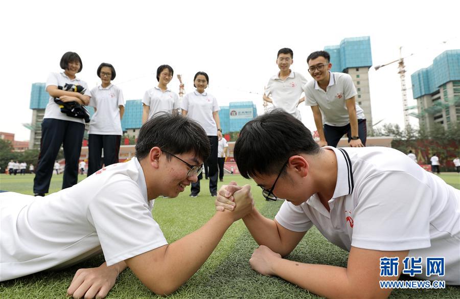6月9日，河北省衡水市第二中學(xué)的高三學(xué)生在操場(chǎng)進(jìn)行掰手腕比賽。 2020年高考臨近，河北省衡水市第二中學(xué)組織開(kāi)展多種形式的集體“減壓”活動(dòng)，幫助高三學(xué)生在緊張備考之余釋放身心壓力，以輕松、樂(lè)觀、自信的心態(tài)迎接高考。 新華社記者 朱旭東 攝