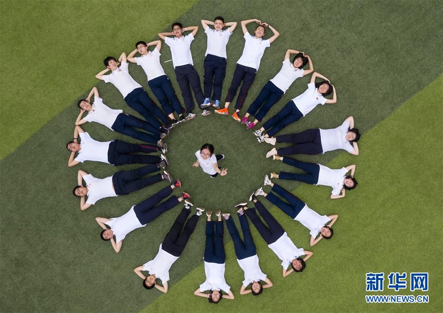 6月9日，河北省衡水市第二中學(xué)的高三學(xué)生在操場(chǎng)上參加減壓趣味游戲（無(wú)人機(jī)照片）。 2020年高考臨近，河北省衡水市第二中學(xué)組織開(kāi)展多種形式的集體“減壓”活動(dòng)，幫助高三學(xué)生在緊張備考之余釋放身心壓力，以輕松、樂(lè)觀、自信的心態(tài)迎接高考。 新華社記者 朱旭東 攝