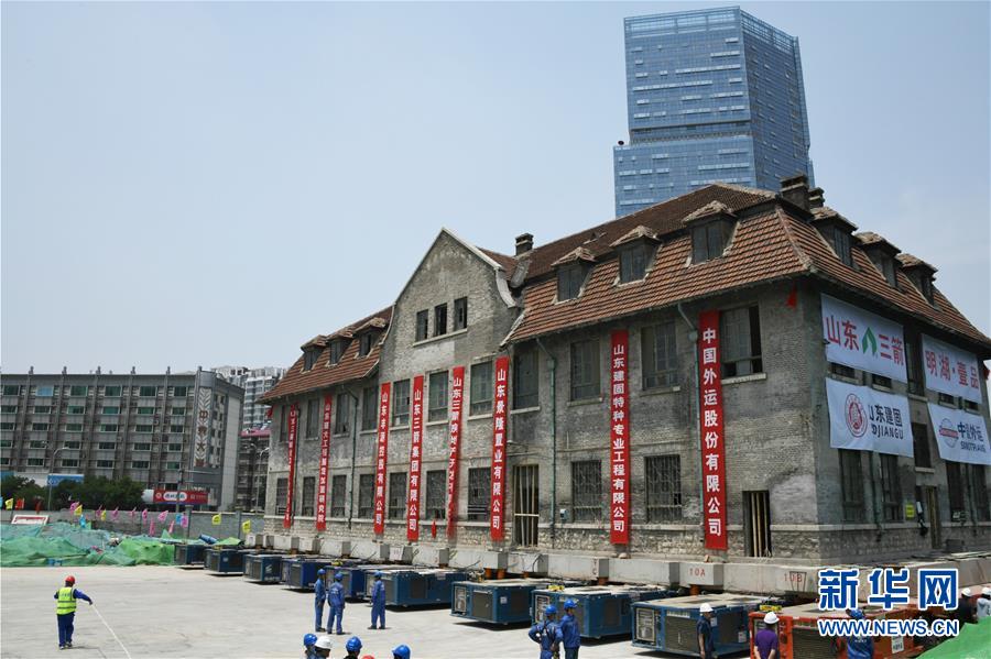 原天主教方濟(jì)圣母?jìng)鹘绦夼畷?huì)院在平移施工作業(yè)中（6月10日攝）。當(dāng)日，有著120多年歷史、重達(dá)2600噸的原天主教方濟(jì)圣母?jìng)鹘绦夼畷?huì)院，在濟(jì)南市歷山路47號(hào)院內(nèi)成功平移70多米落“新家”，此后，該建筑將進(jìn)行系統(tǒng)性修繕。新華社記者 張武岳 攝