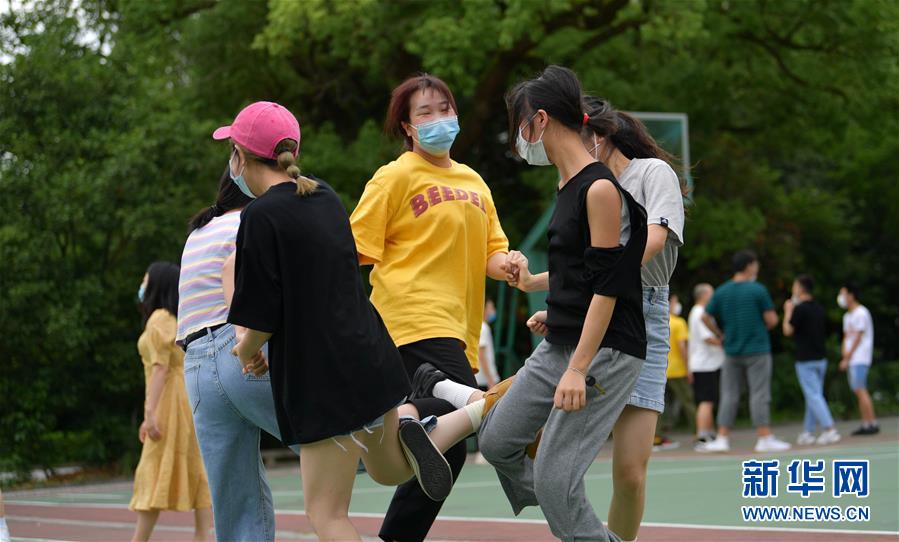6月10日，恩施職業(yè)技術(shù)學(xué)院參加技能高考的學(xué)生在做游戲。 2020年高考臨近，湖北省恩施職業(yè)技術(shù)學(xué)院參加技能高考的學(xué)生在備考之余開(kāi)展快樂(lè)減壓活動(dòng)，以輕松樂(lè)觀的心態(tài)迎接高考。 新華社發(fā)（楊順丕 攝）