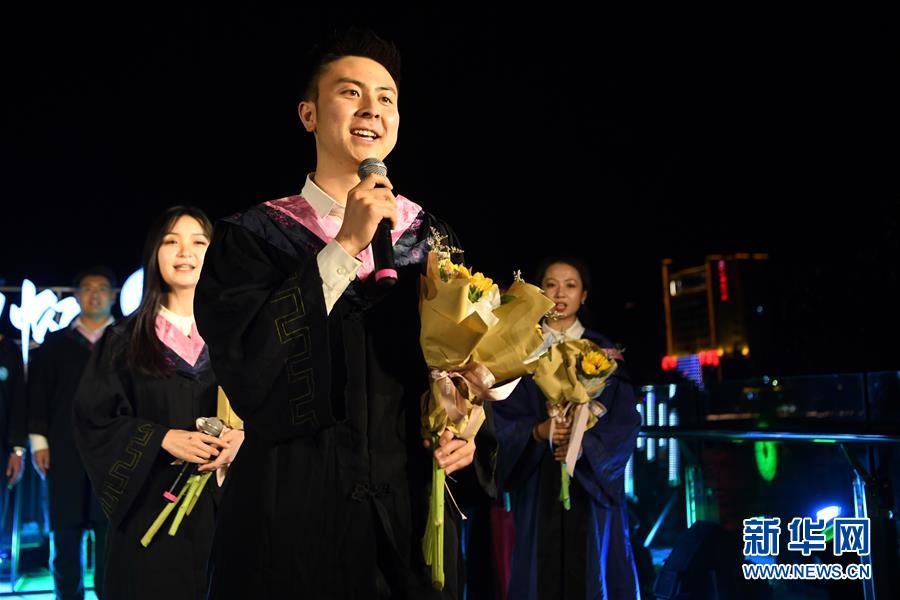 6月11日，西北師范大學(xué)的畢業(yè)生在黃河游輪上表演節(jié)目。新華社記者 陳斌 攝