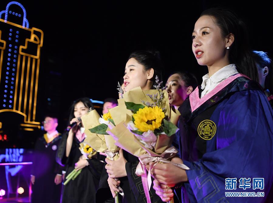 6月11日，西北師范大學(xué)的畢業(yè)生在黃河游輪上表演節(jié)目。新華社記者 陳斌 攝