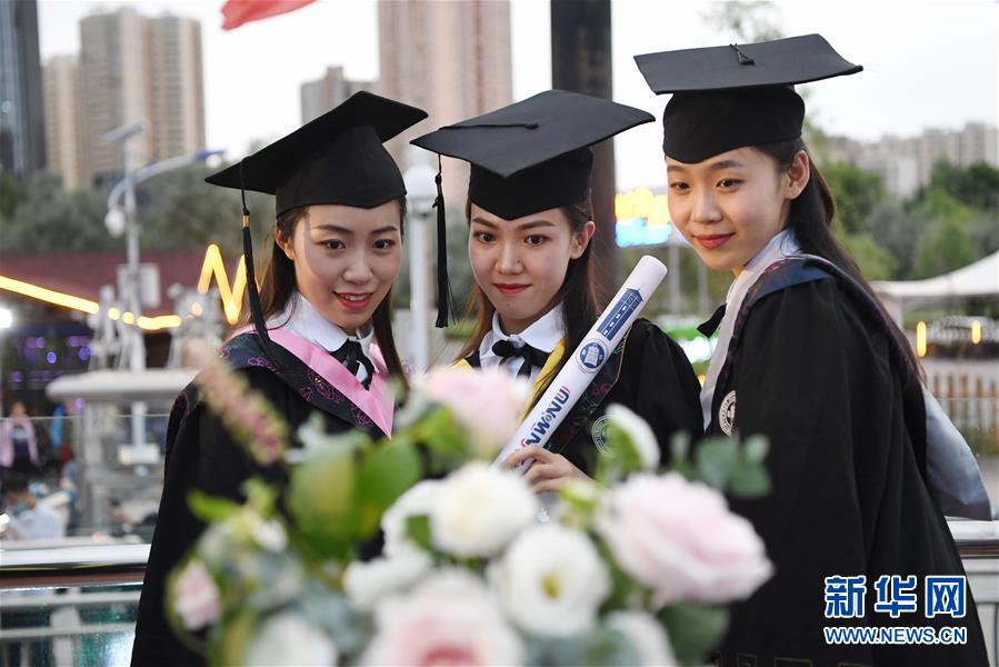 6月11日，參加活動的西北師范大學(xué)畢業(yè)生代表在黃河游輪上合影。新華社記者 陳斌 攝