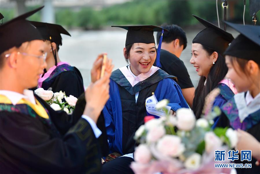 6月11日，西北師范大學(xué)畢業(yè)生代表在黃河游輪上參加畢業(yè)季特別活動。新華社記者 陳斌 攝