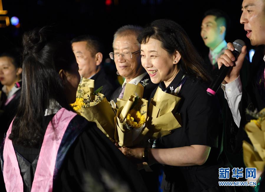 6月11日，參加活動的西北師范大學(xué)畢業(yè)生代表在黃河游輪上給教師獻花。新華社記者 陳斌 攝