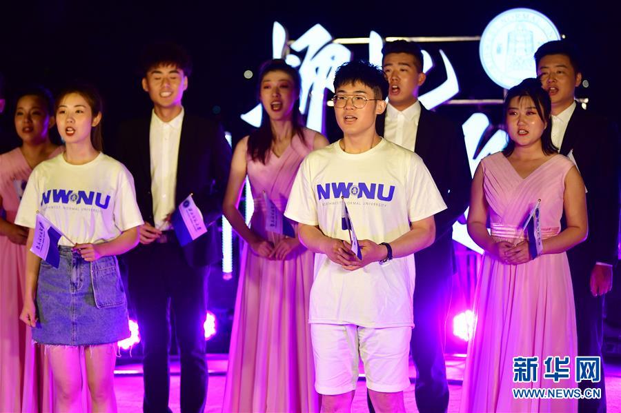 6月11日，西北師范大學(xué)的畢業(yè)生在黃河游輪上表演節(jié)目。新華社記者 陳斌 攝