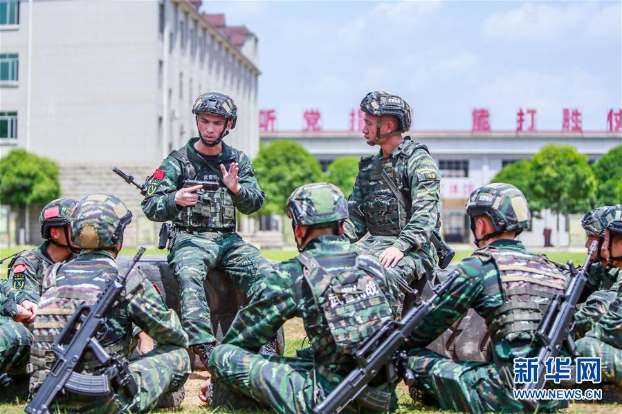 代職期間，袁木軒（后左一）組織官兵交流訓(xùn)練體會(huì)（6月14日攝）。 新華社發(fā)（余海洋 攝）